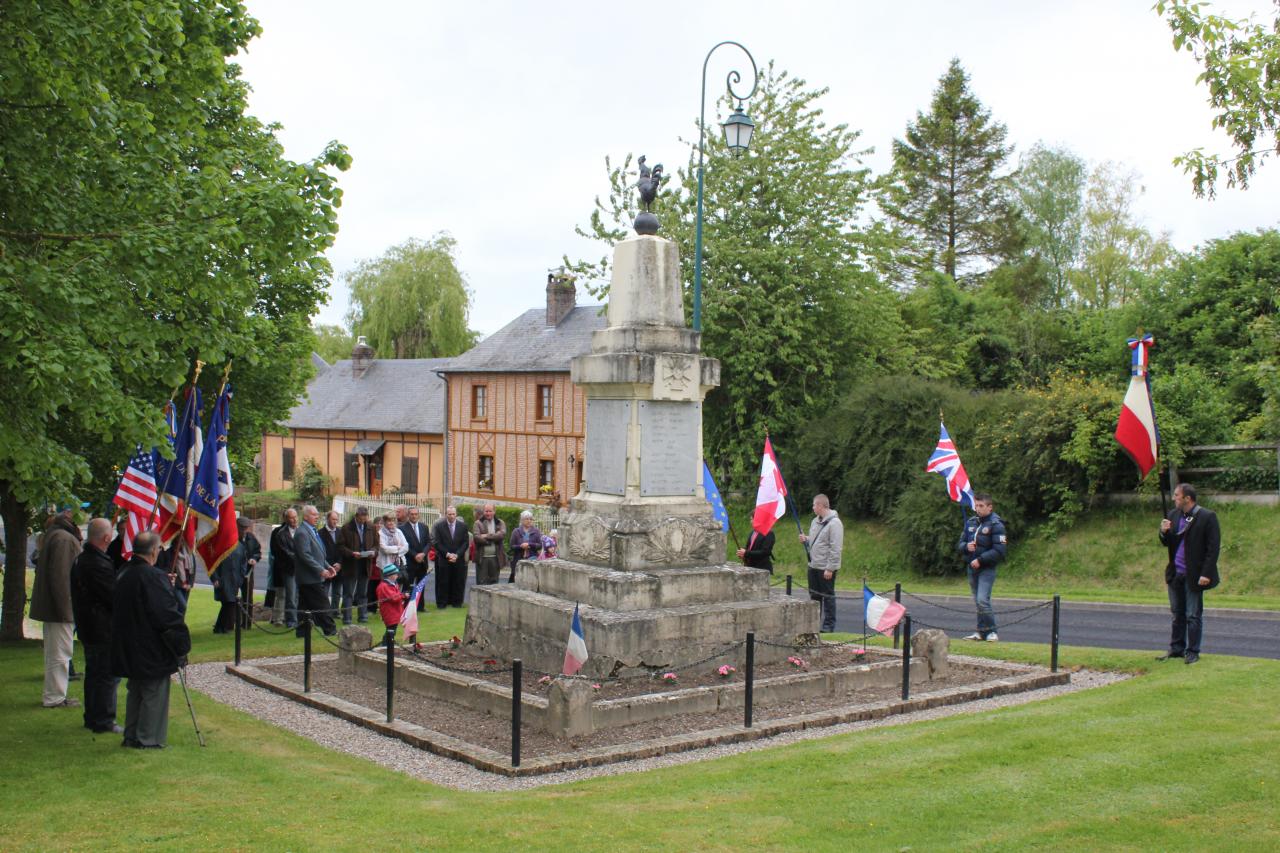 Cérémonie au monument aux morts