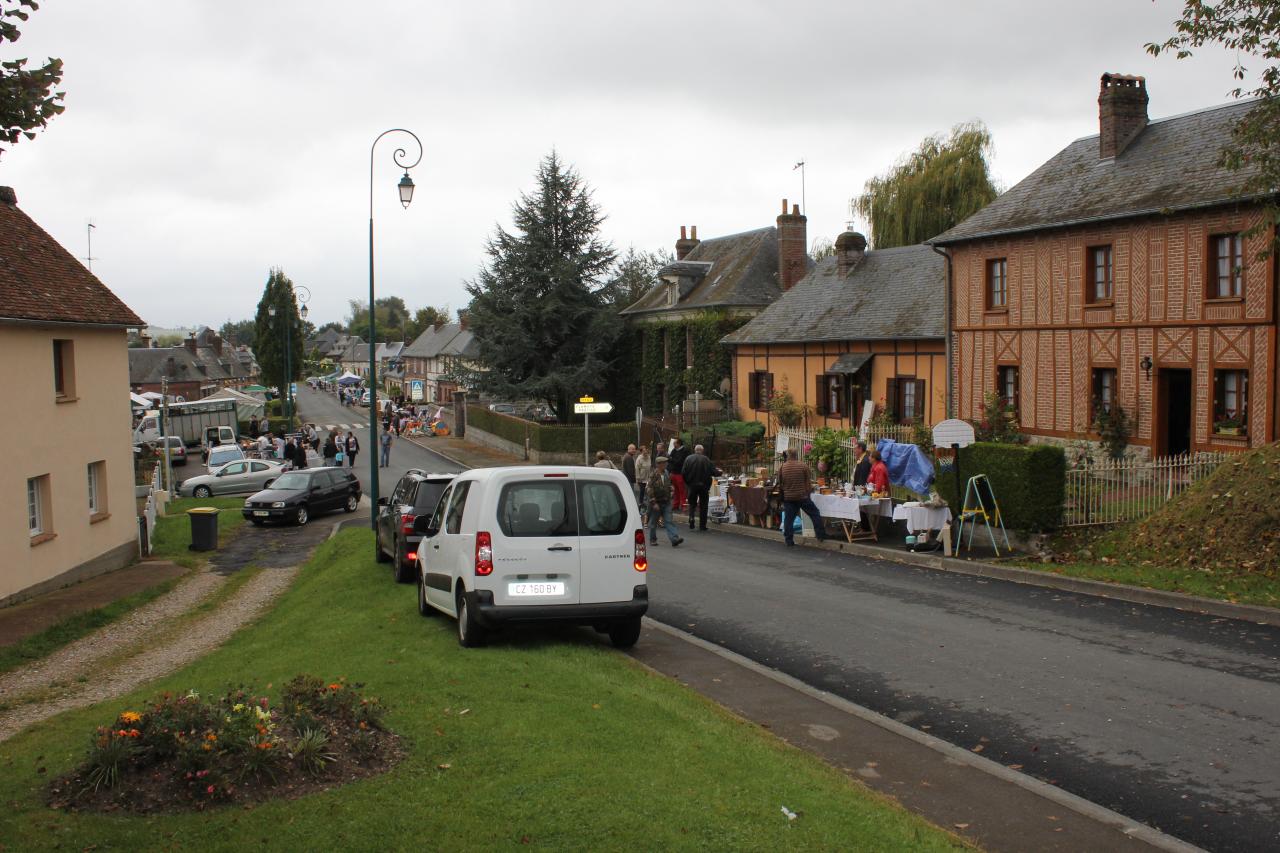 La rue principale un jour de foire à tout