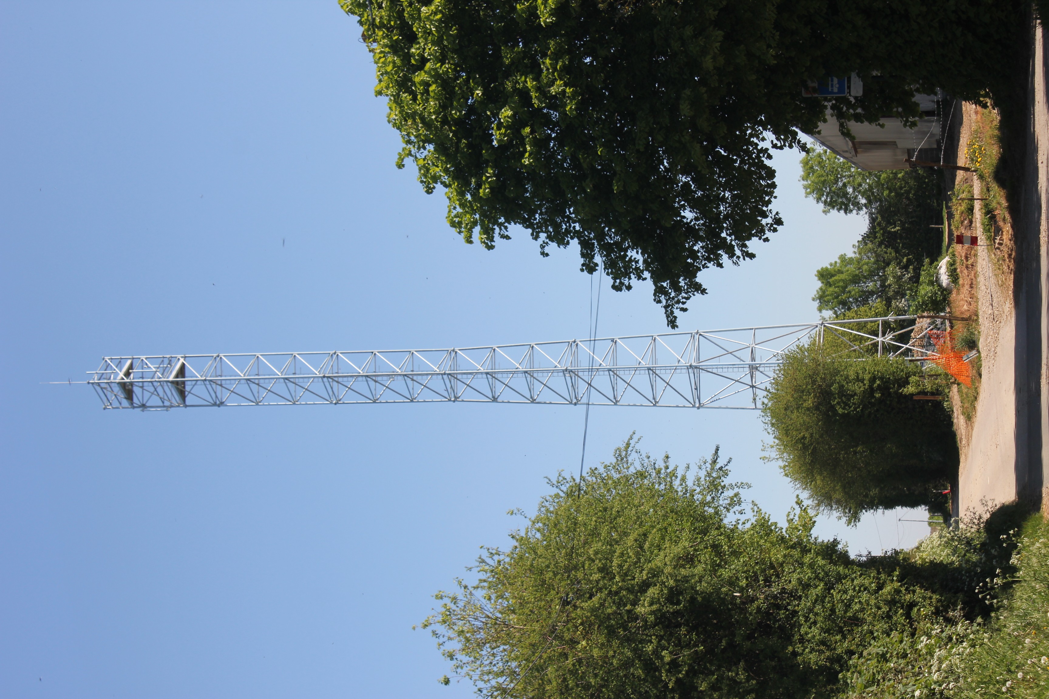 Antenne réseau mobile en cours d'installation 04-2020