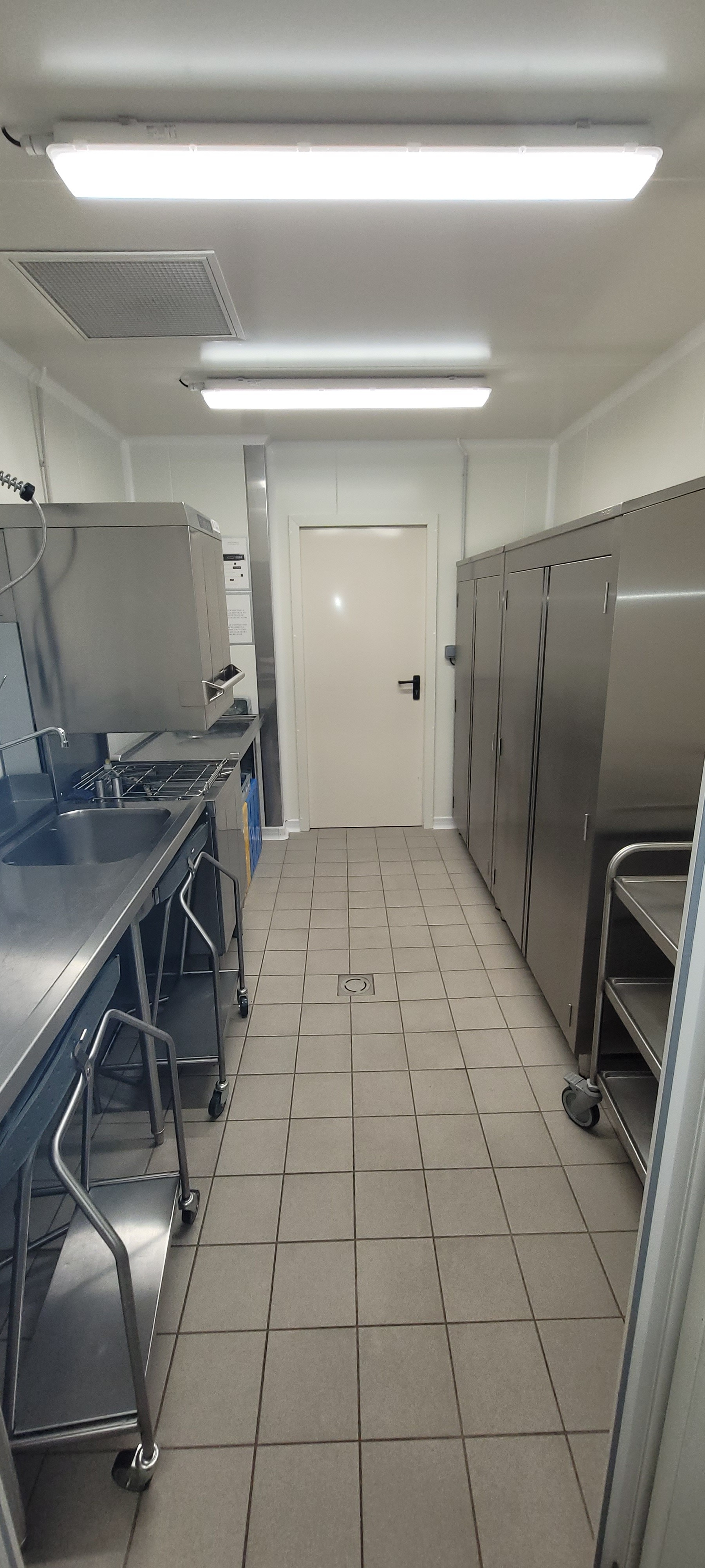 Local plonge et acces local poubelles